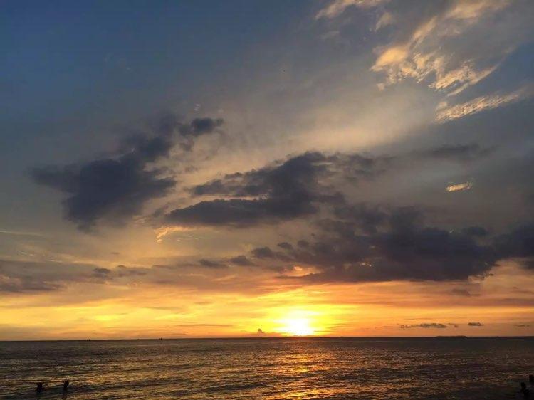 夕陽下的天際凝視，海平線與天空的絕美交融