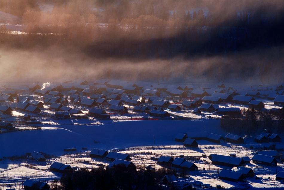 冬陽灑雪道，冰雪路上的暖美景