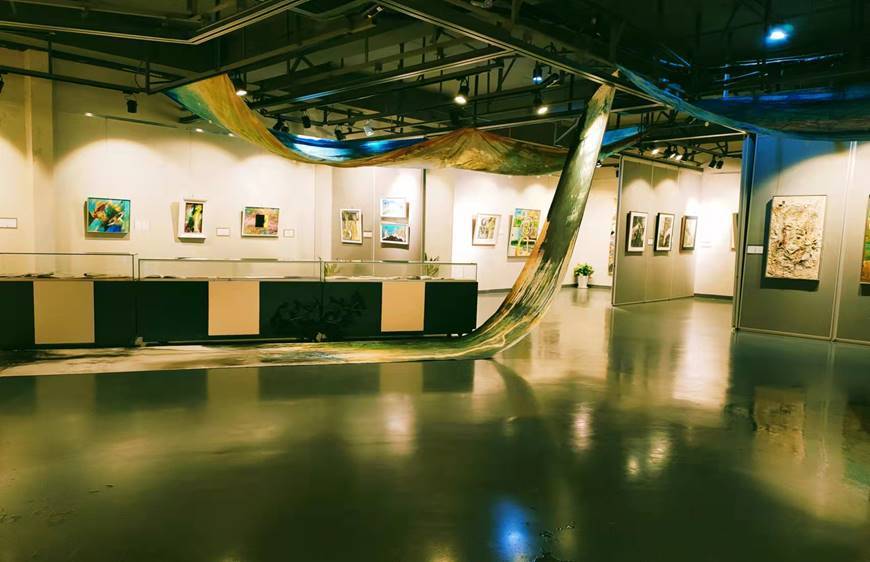 高科技藝術展中的文化觀念與社會變化，多維度探討分析