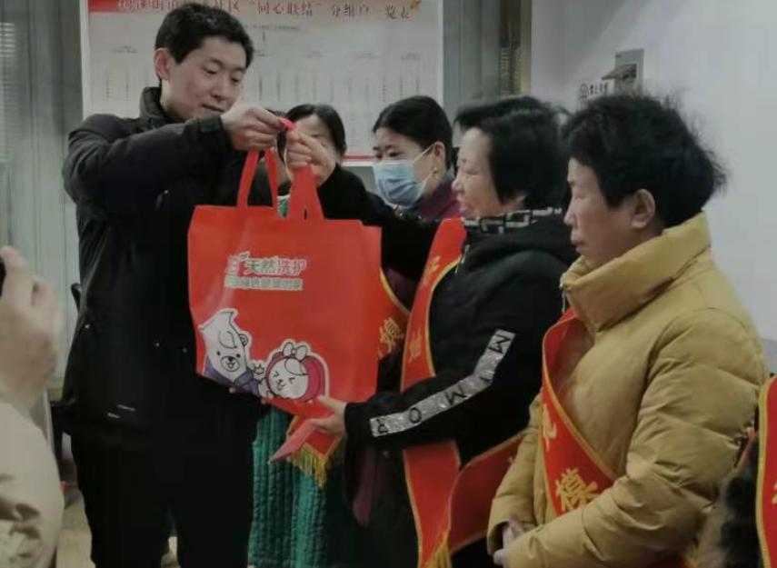 學(xué)生如何通過社區(qū)服務(wù)提升社會(huì)適應(yīng)力，實(shí)踐方法與經(jīng)驗(yàn)分享