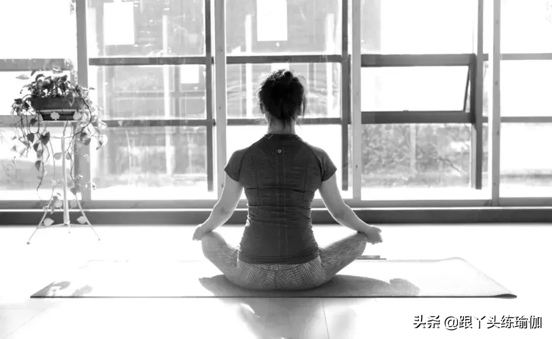 瑜伽冥想結(jié)合，背痛緩解的秘訣