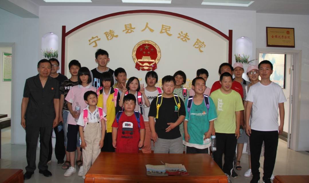 學(xué)生參與社會(huì)活動(dòng)與實(shí)踐經(jīng)驗(yàn)的相關(guān)性探討，實(shí)踐經(jīng)驗(yàn)與學(xué)生成長(zhǎng)的關(guān)聯(lián)分析。